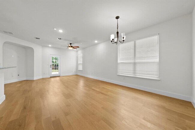 Building Photo - 544 Ayinger Ln