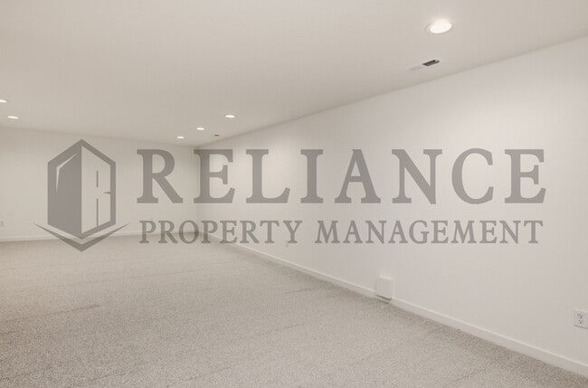 Building Photo - 5238 N Pinecrest Ct