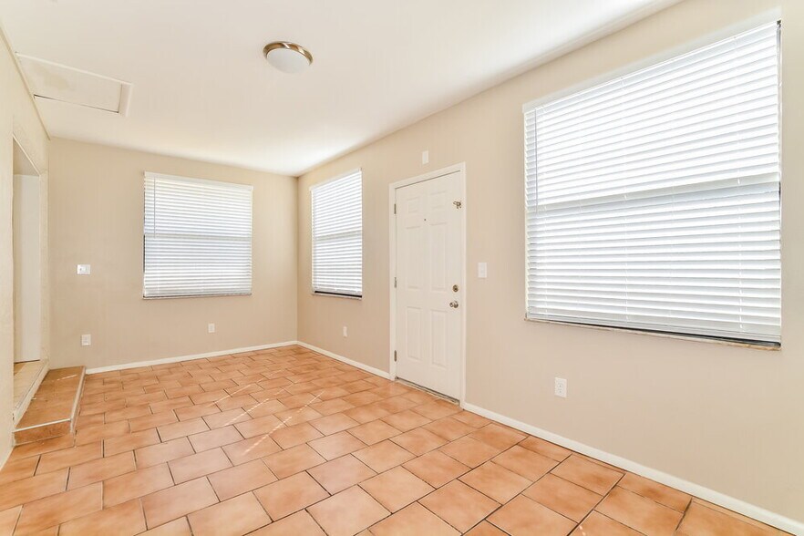 Building Photo - 1388 La Paloma Cir