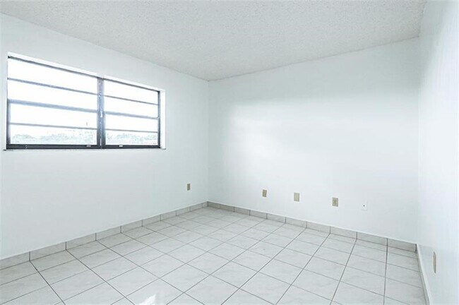 Building Photo - 1470 W 41st St