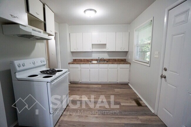Building Photo - 112 13th Ave N