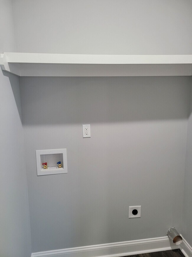 Building Photo - 2 Bedroom, 2.5 Bath Modern Duplex - Walkin...