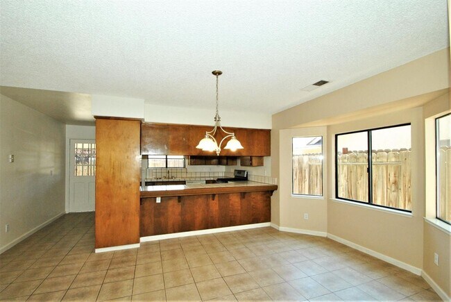 Building Photo - Lovely 4 Bedroom home in Clovis Unified