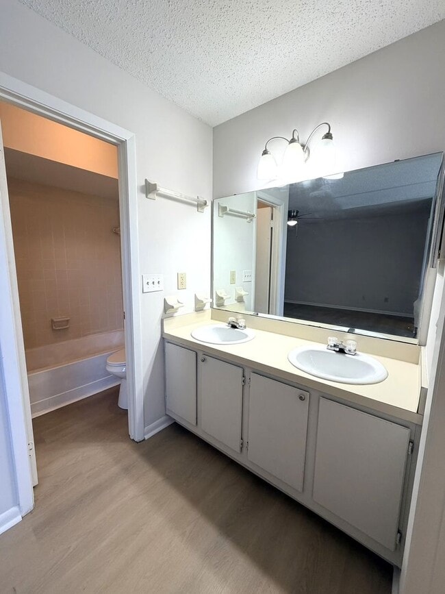 Building Photo - 5646 Pinebay Cir N