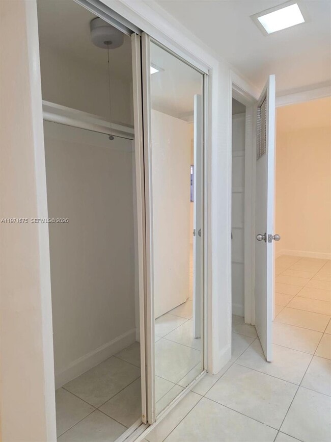 Building Photo - 9490 E Bay Harbor Dr