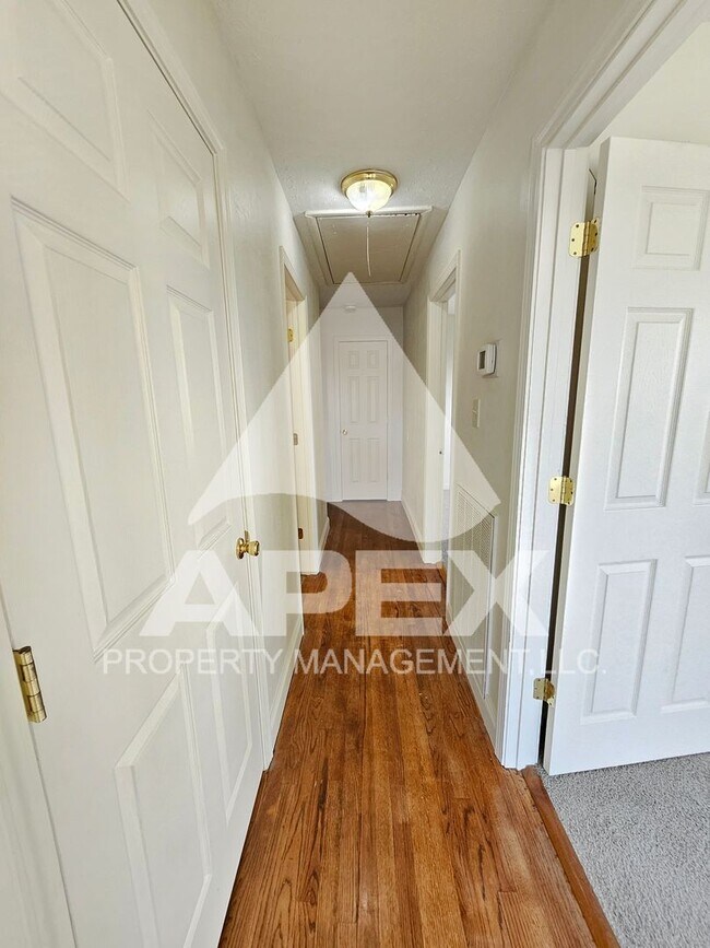 Building Photo - Spacious 4Bd – 2Ba Tri-Level Brick Home in North Knoxville!