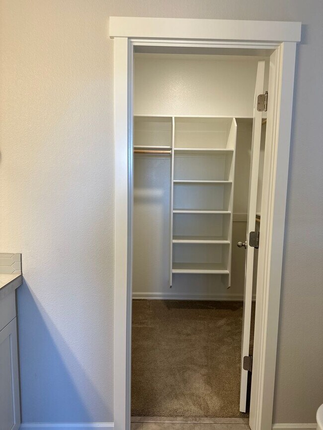 Building Photo - Beautiful Newer Model Home with Open Floor Plan, A/C & Fenced Yard!