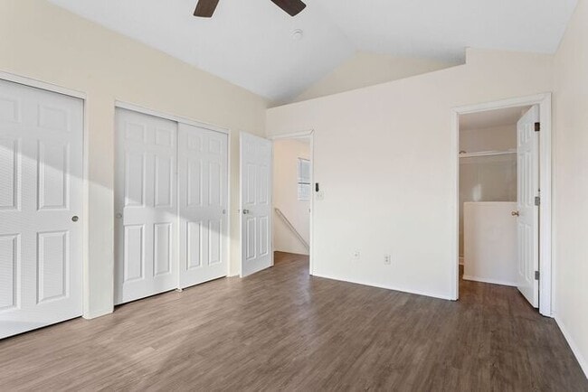 Building Photo - Large 3 bedroom 2.5 Bath Home! Tour Today!