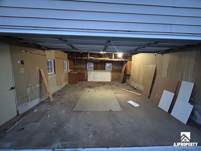 Building Photo - 2409 E 6th St