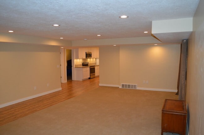 Building Photo - Luxurious 4-Bedroom Home with Mother-in-Law Suite