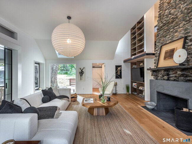 Building Photo - 110 Sharon Rd