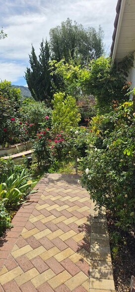 Building Photo - 28915 Hollow Brook Ave