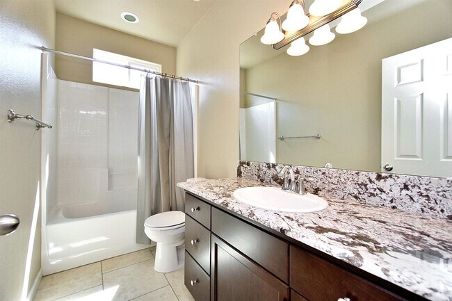 Building Photo - Beautiful 3/2.5 near Clovis East High School