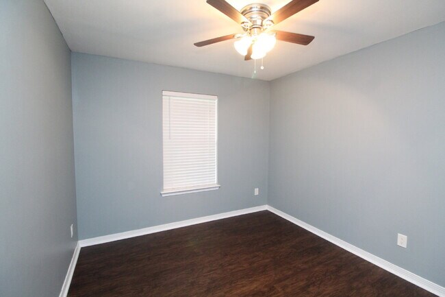 Building Photo - Private Cul-de-Sac Living — 3BR Home Featuring Open Layout, Wooded Backyard Views & Stylish Updat...