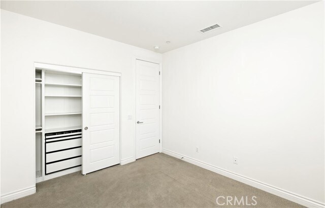 Building Photo - 148 Spectacle