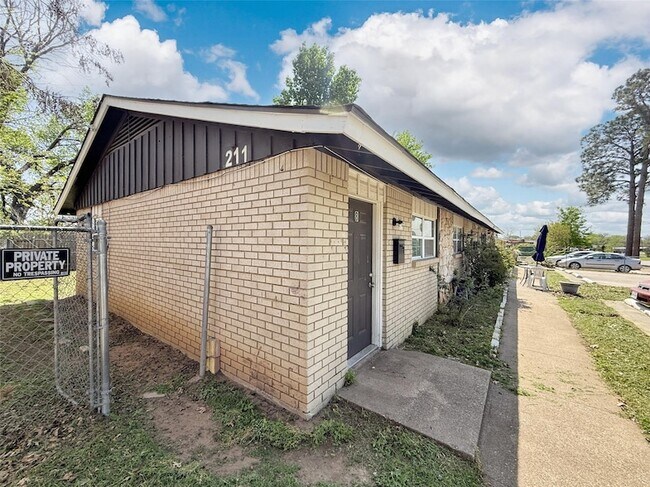 Building Photo - 211 Skyway Dr