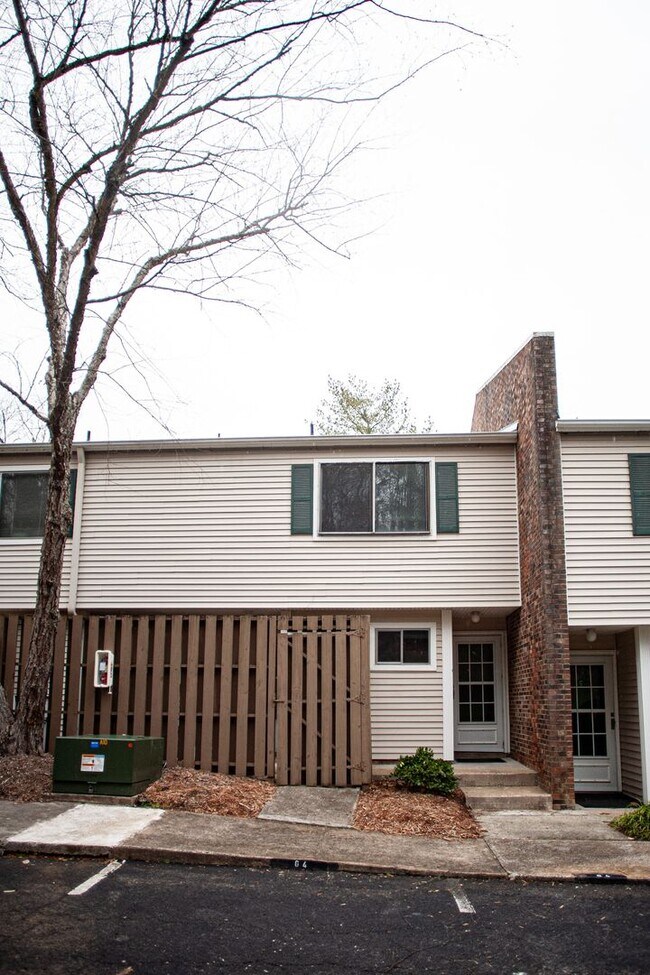 Building Photo - A Beautifully Renovated Modern Townhome!