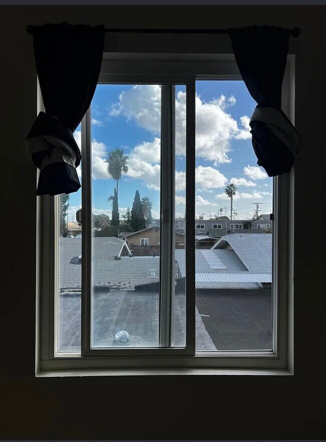 Building Photo - 4222 Menlo Ave