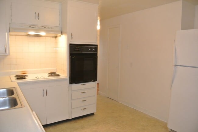 Building Photo - 2 bedroom/1 bathroom