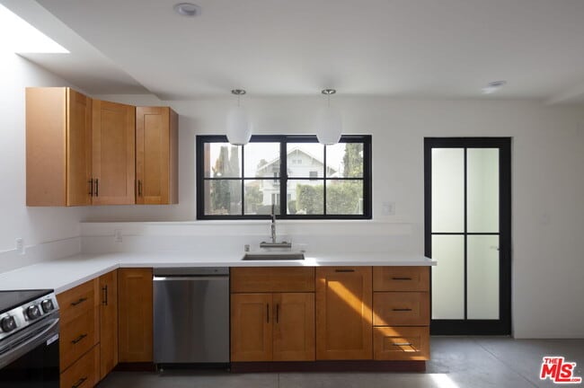 Building Photo - 424 N Avenue 64