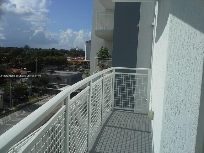 Building Photo - 2600 SW 27th Ave