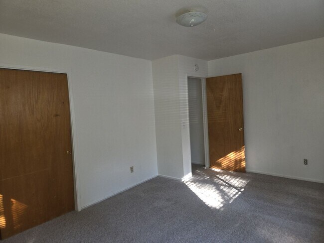Building Photo - SI106-Fontana, Mariano