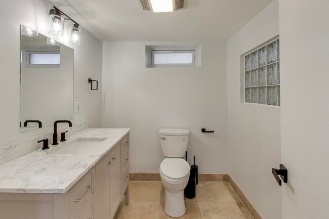 Building Photo - 710 S Hawthorne Ave