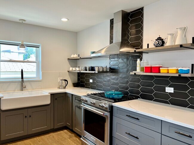 Building Photo - 940 N Oak Park Ave