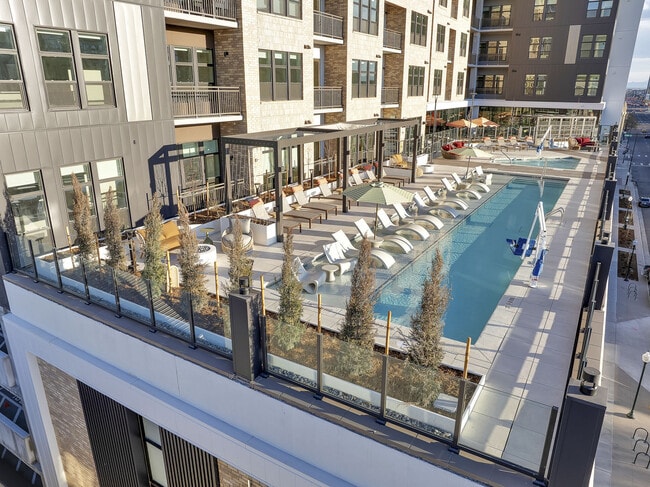 Building Photo - Ten50