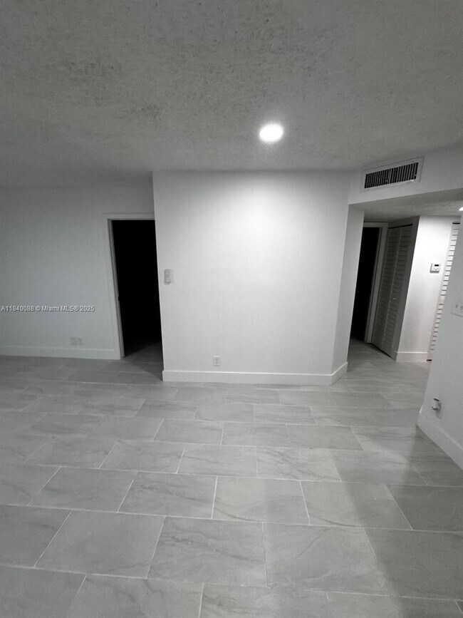 Building Photo - 9927 Twin Lakes Dr
