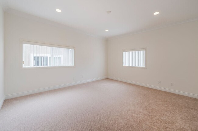 Building Photo - Spacious and Quiet Hawthorne Home!