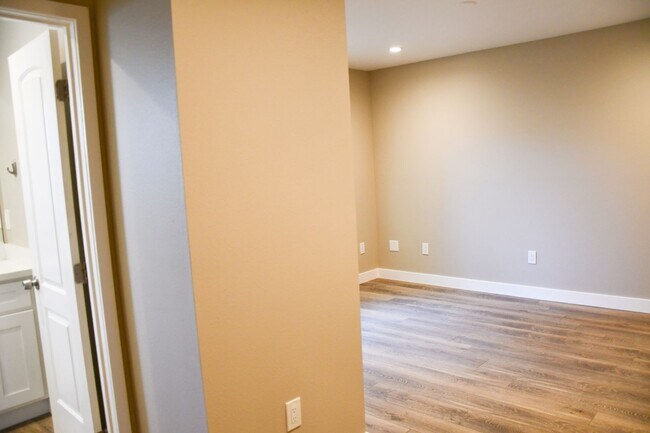 Building Photo - Orange (874-826) North
