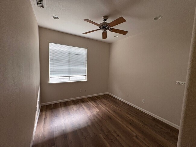 Building Photo - Close to ACE train, parks and school