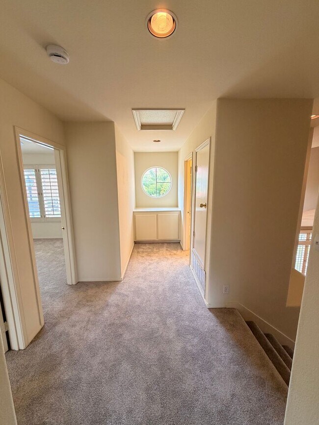 Building Photo - Beautiful 3 Bedroom, 2.5 Bathroom Newport ...