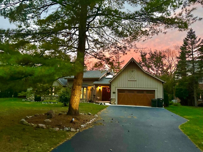 Building Photo - 820 Arbor Ln