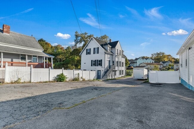 Building Photo - 13R Plain St