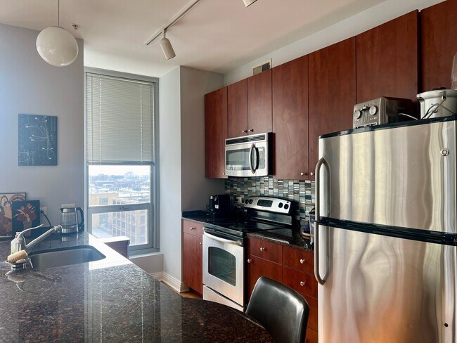 Building Photo - 565 W Quincy St