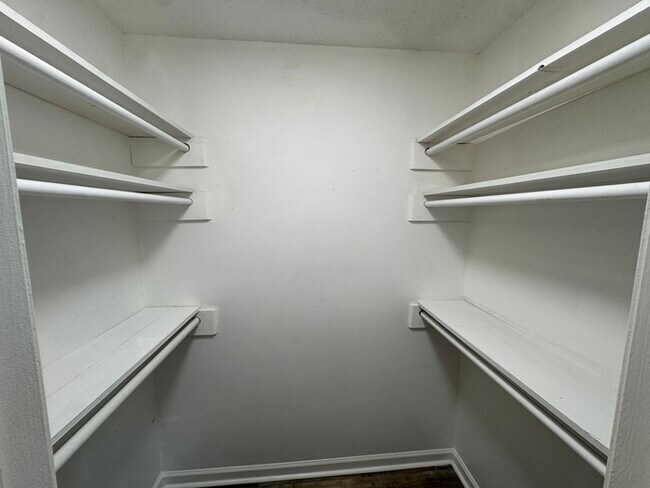 Building Photo - 3804 Walsingham Dr