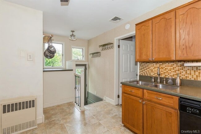 Building Photo - 109 Roosevelt Ave