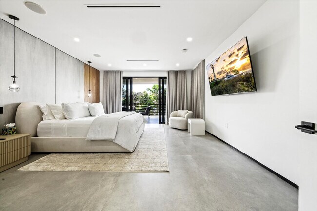 Building Photo - 3320 NE 17th St