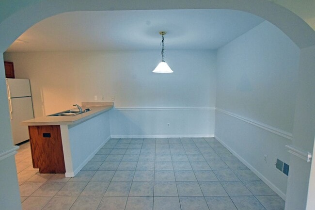 Building Photo - Shelby TWP 2-BR, 2-BA with Attached Garage, Lower Unit, Immediate Occupancy