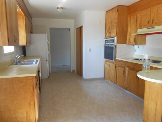 Building Photo - 3 bedroom 1 1/2 bath home located in Gridley
