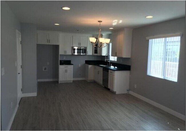 Building Photo - 3(2818)