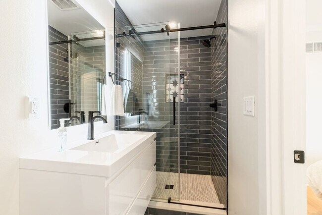 Building Photo - 100 S Spooky Ln