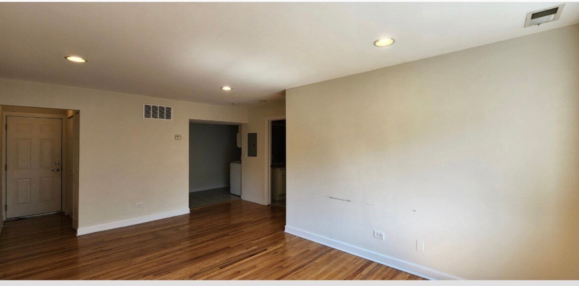 Building Photo - 5953 N Kenmore Ave