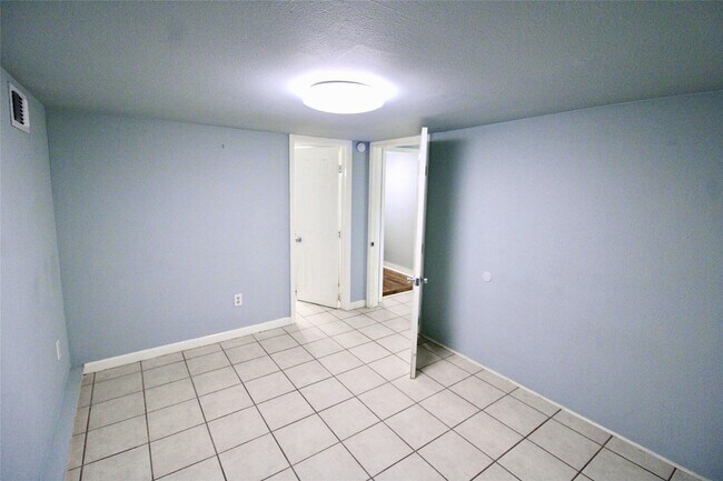 Building Photo - 4114 Ave S 1/2