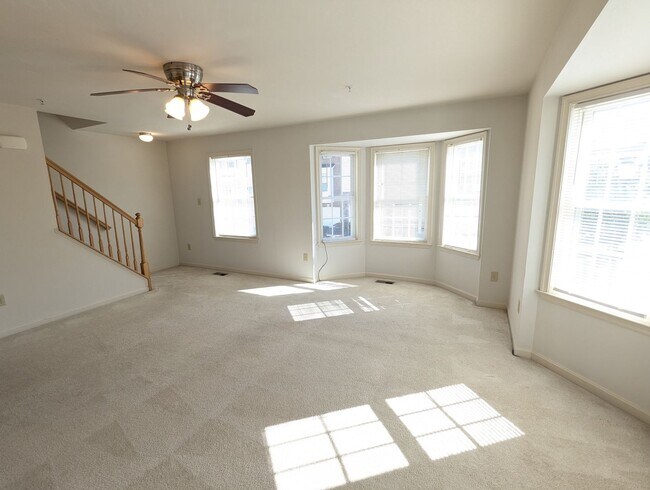 Building Photo - 3 Level End Unit townhouse available mid O...