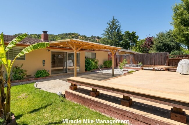 Building Photo - Ranch-Style, Spacious 5 Bedroom Home is De...