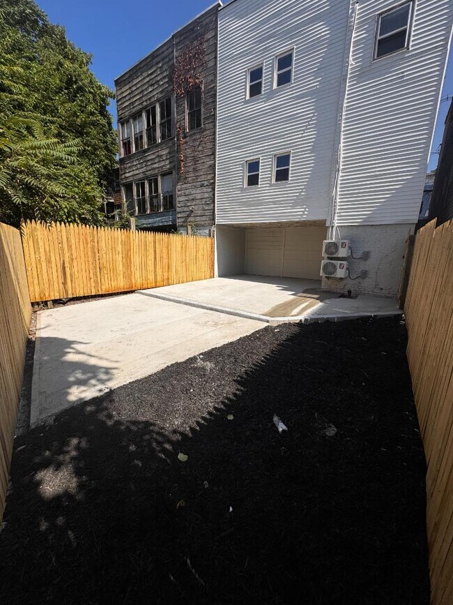 Building Photo - 132 4th Ave
