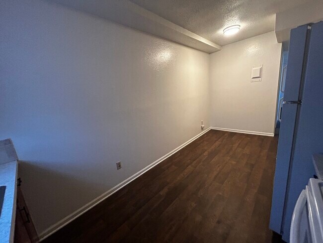 Building Photo - 1415 W Maple Ave
